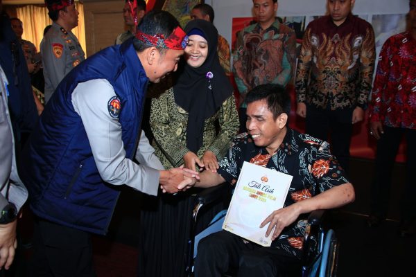 tali asih kadiv humas bagi korban bom surabaya 72938