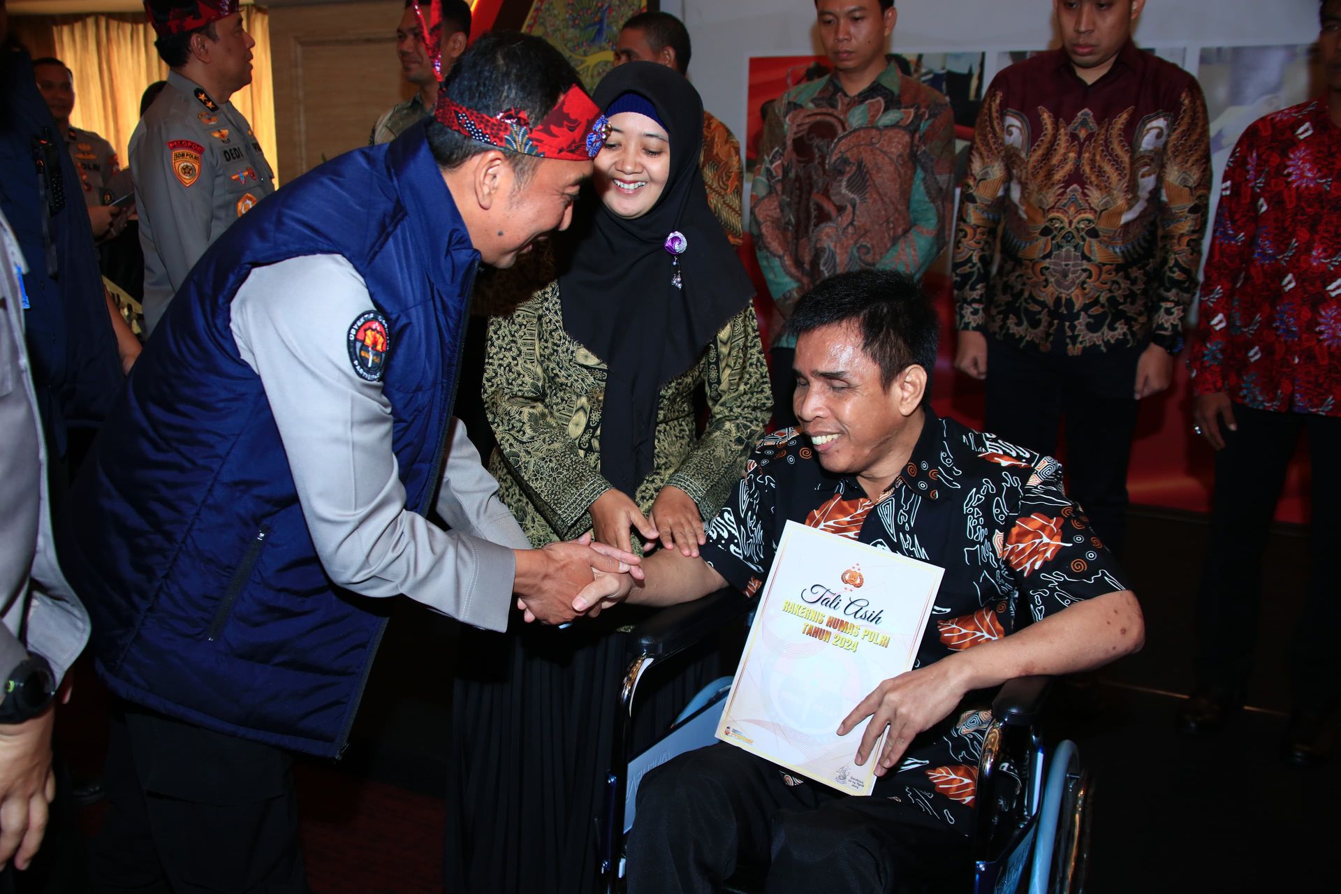 tali asih kadiv humas bagi korban bom surabaya 72938