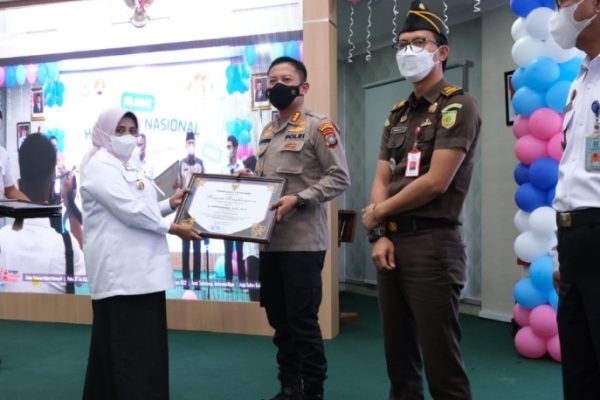 tangani kasus perlindungan perempuan dan anak kapolresta tanjungpinang terima penghargaan dalam acara puncak peringatan hari anak nasional 48604