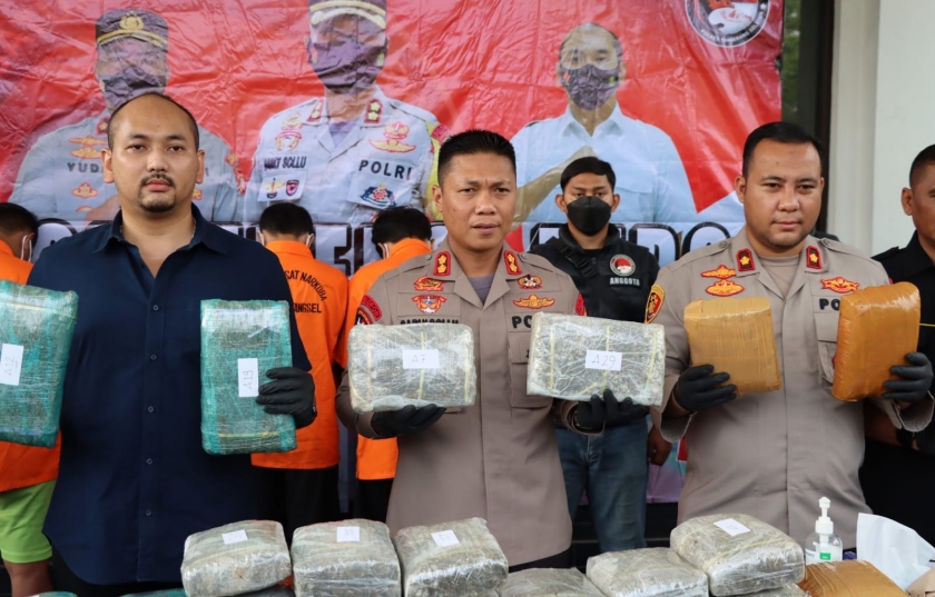 tangkap empat pengedar narkoba polisi sita 39 kg ganja 48412