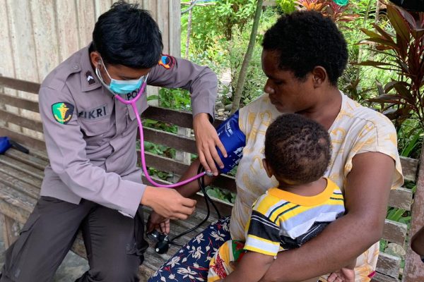 tanpa mengenal lelah satgas binmas noken terus berikan pelayanan kesehatan kepada masyarakat di yahukimo 46001