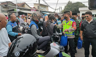 tebar kebaikan polri tni dan mahasiswa berikan bantuan sembako bagi yang membutuhkan 49577
