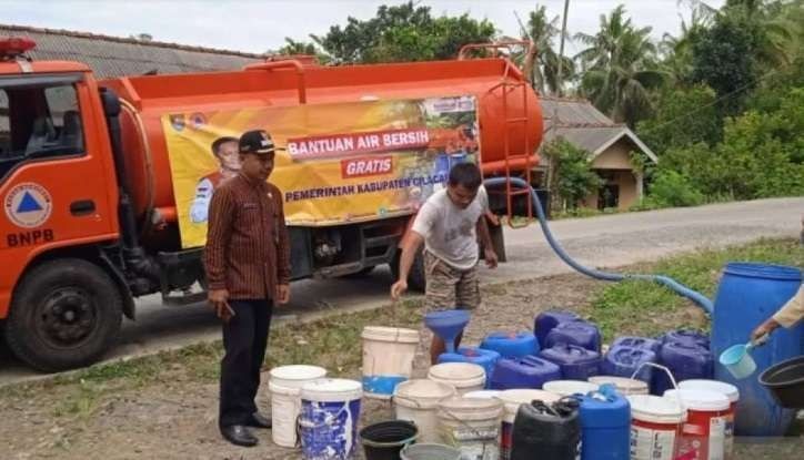 terdampak kekeringan cilacap alami krisis air bersih 77210