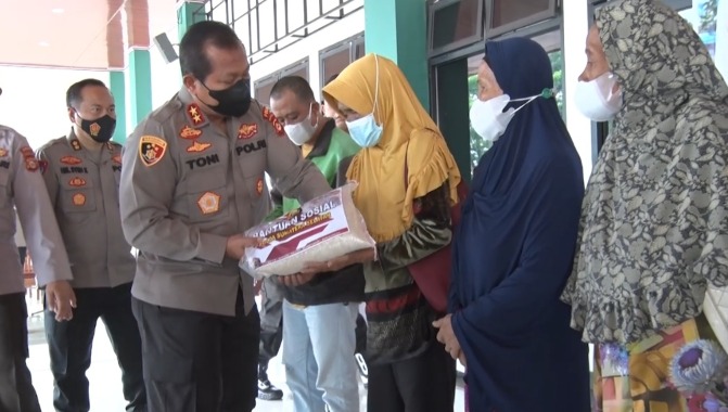terdampak kenaikan harga bbm polda sumsel bagikan 1 200 paket beras kepada masyarakat sopir angkot dan ojek online 49559 1