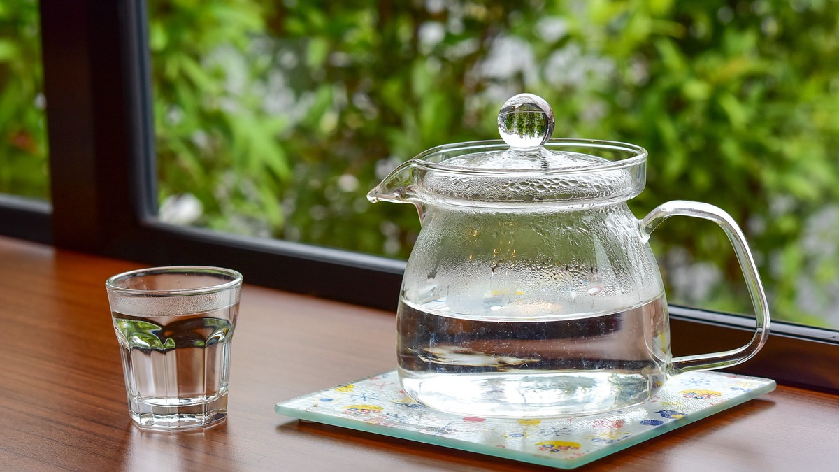 ternyata minum air hangat sebelum tidur bermanfaat loh simak yuk 60630