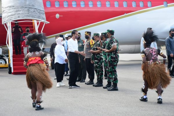 tiba di kabupaten mimika presiden jokowi dan ibu iriana laksanakan kunjungan kerja di pt freeport indonesia 49379