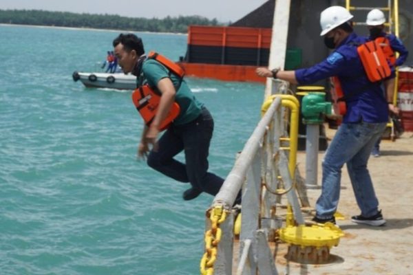 tiga pengedar narkoba di bekuk satreskoba polres tuban dan polairud di pelsus sig 49600