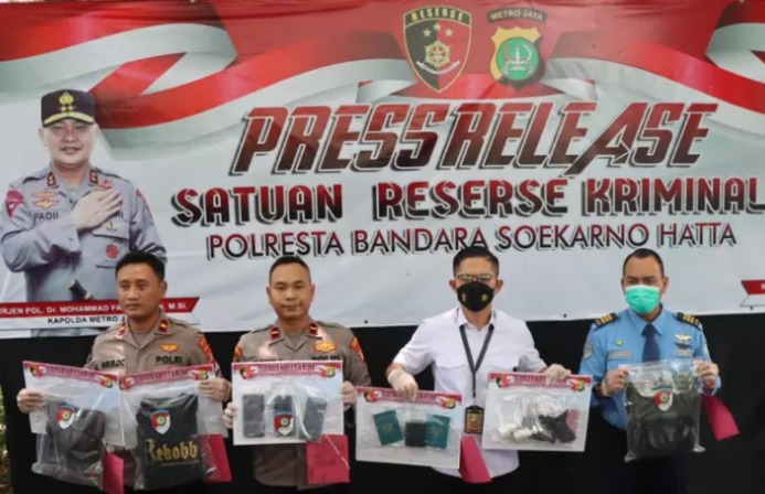 tiga polisi gadungan di bandara soekarno hatta ditangkap ini modus 55812