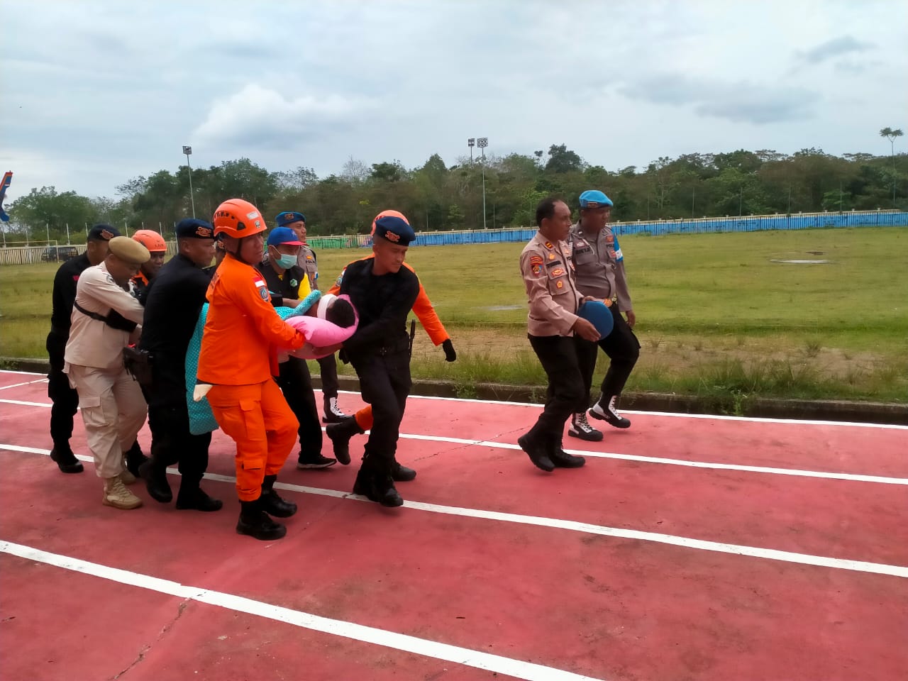 tim gabungan berhasil evakuasi 4 orang kapolda jambi utamakan evakuasi anggota 54824