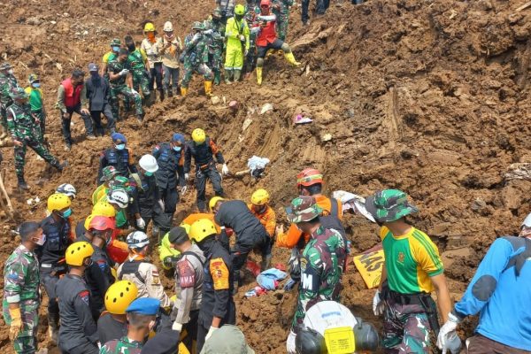 tim gabungan kembali temukan dua korban gempa tertimbun longsor 51958