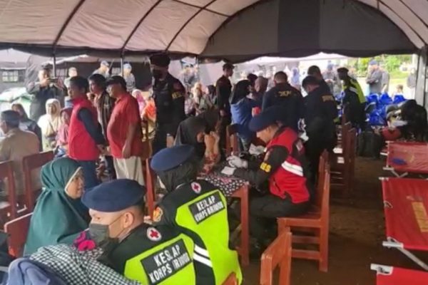 tim kesehatan brimob polri sambangi posko pengungsian gempa cianjur 51871