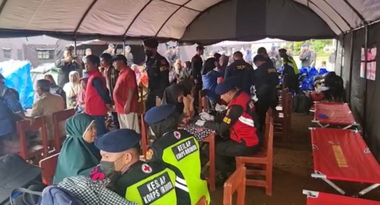 tim kesehatan brimob polri sambangi posko pengungsian gempa cianjur 51871