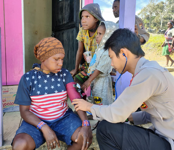 tim medis binmas noken lakukan pengobatan pada masyarakat di kampung yokatapa kabupaten intan jaya 47698