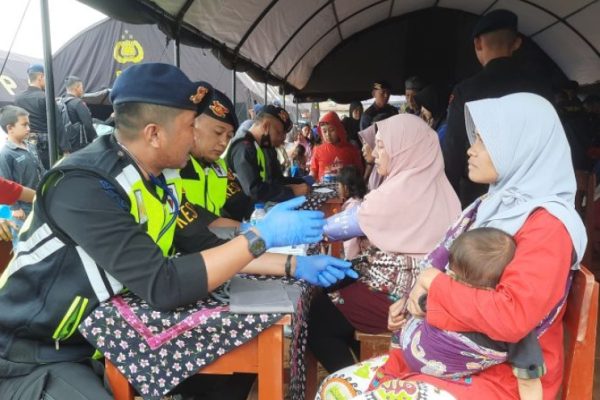 tim medis brimob polri jemput bola beri pelayanan kesehatan pengungsi gempa cianjur 51864