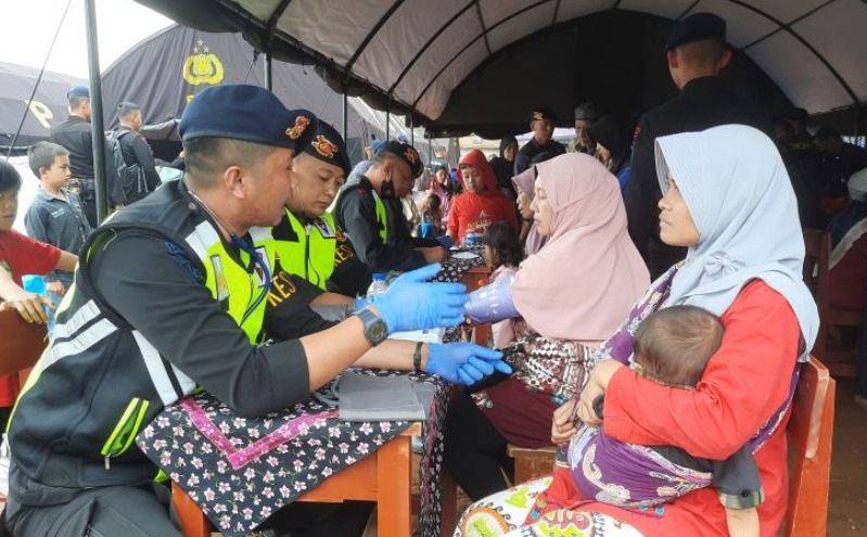 tim medis brimob polri jemput bola beri pelayanan kesehatan pengungsi gempa cianjur 51864