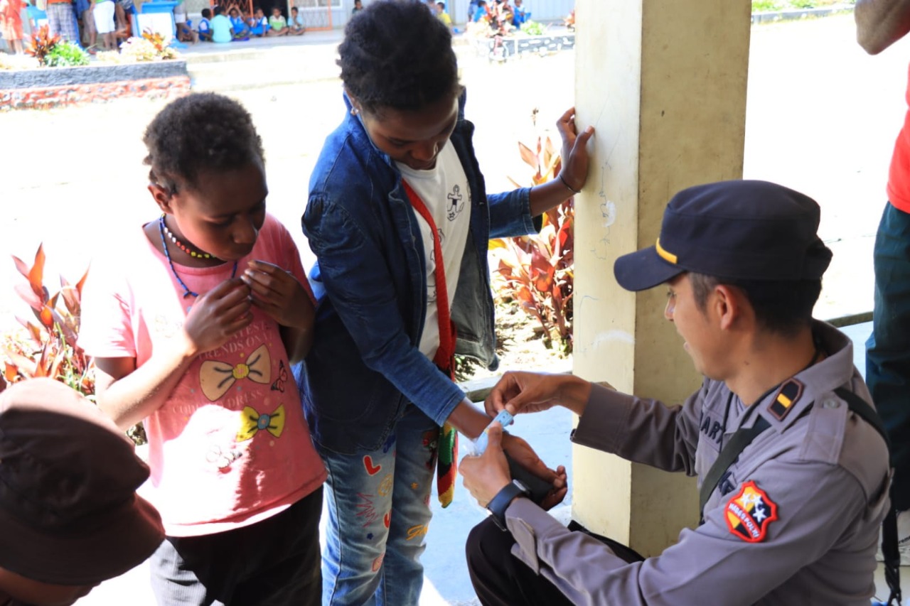 tim medis polri berikan pelayanan kesehatan masyarakat di kabupaten puncak 51690