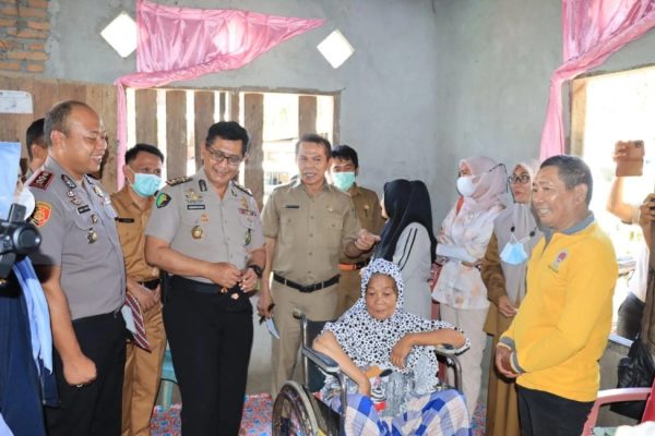 tim polda sulbar dan kapolres mamuju tengah berbagi sembako kepada masyarakat 49733