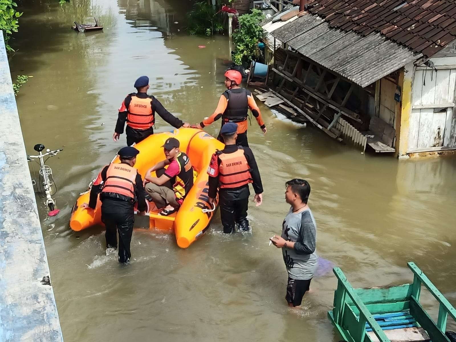 tim sar brimob bantu evakuasi warga korban banjir solo 54693