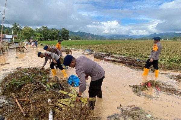tim sar brimob polda gorontalo bantu warga bersihkan sisa material banjir 72431