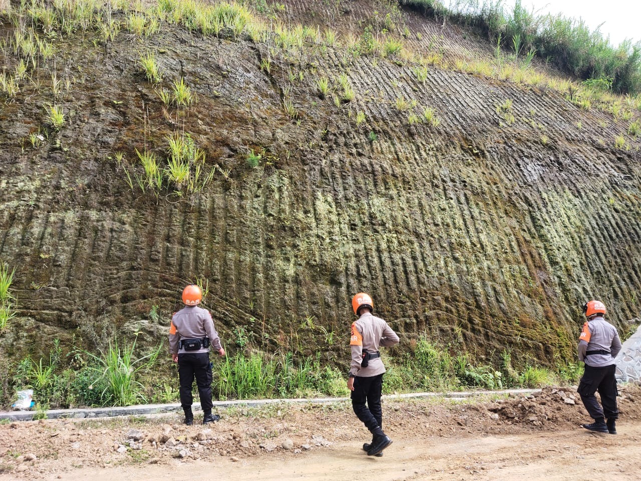 tim sar satbrimob polda jabar mengecek sejumlah tebing rawan longsor 51087 1