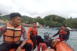 tim sar temukan wisatawan terseret ombak ciantir meninggal 53389