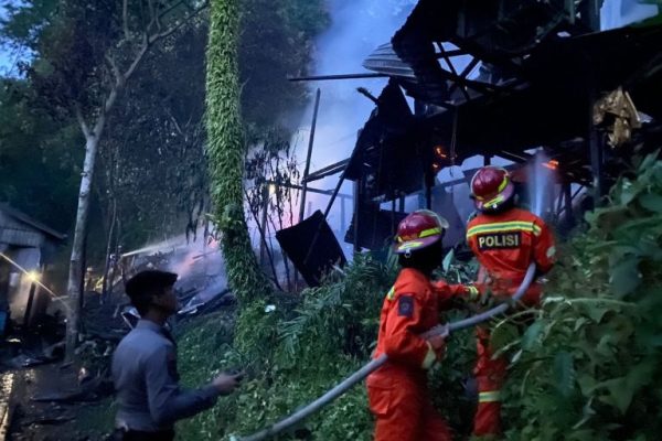 tim subdit pammat polda kaltim bantu padamkan kebakaran di sumber rejo 50789