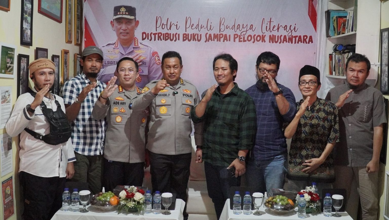 tingkatkan budaya literasi di indonesia polda metro jaya bagikan 10 000 buku kepada masyarakat 62709