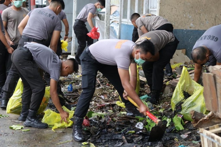 tingkatkan kesadaran menjaga kebersihan lingkungan polda kaltim gelar pembersihan sampah 60949