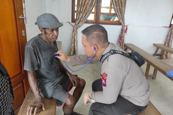 tingkatkan pelayanan kesehatan untuk masyarakat tim medis satgas damai cartenz berikan pengobatan gratis 49182