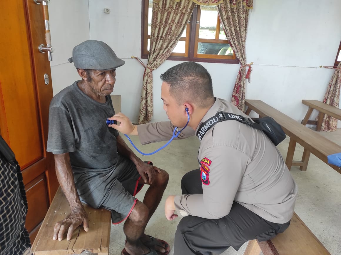 tingkatkan pelayanan kesehatan untuk masyarakat tim medis satgas damai cartenz berikan pengobatan gratis 49182