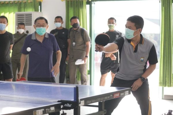 tingkatkan sinergitas kapolda jatim pangdam v brawijaya dan pangkoarmada ii gelar olahraga bersama 9076