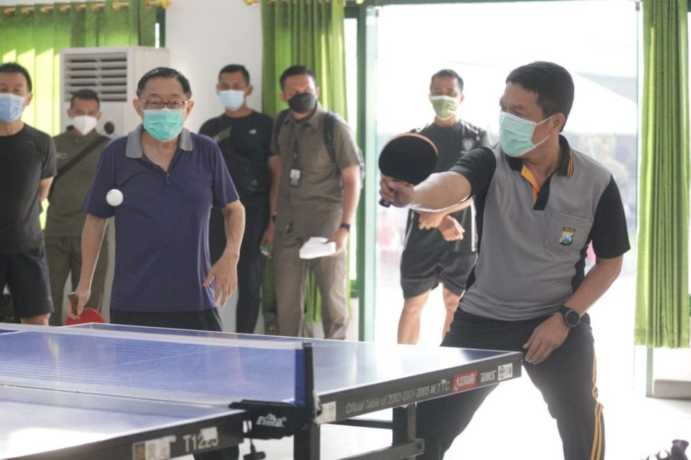 tingkatkan sinergitas kapolda jatim pangdam v brawijaya dan pangkoarmada ii gelar olahraga bersama 9076