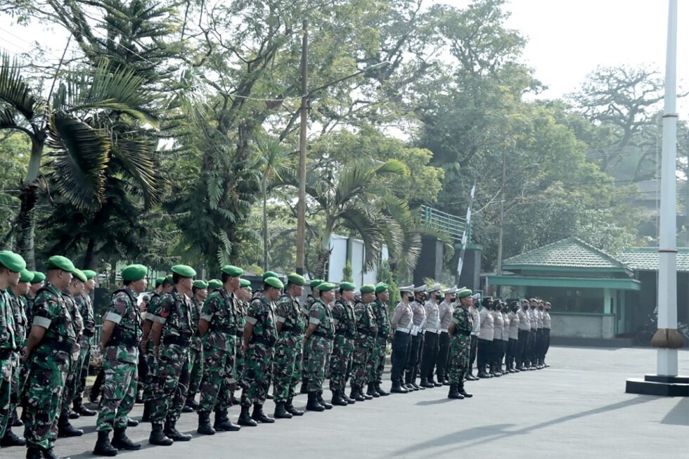 tingkatkan solidaritas dan sinergitas tni polri gelar apel gabungan di kota malang 51575