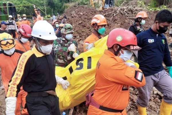 tinjau lokasi longsor gunung kidul kapolda diy bagikan 100 paket sembako 51804