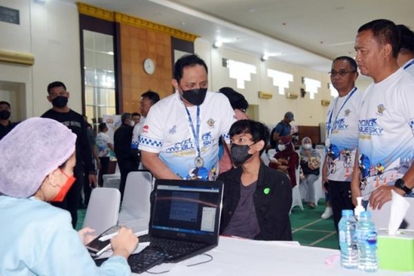 tinjau vaksinasi booster wakapolri vaksin cegah masyarakat terpapar covid 19 50070