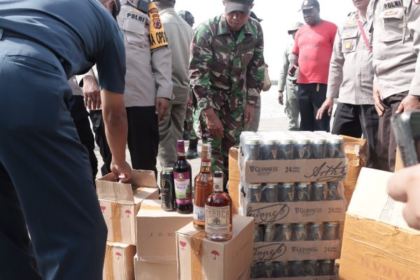 tni polri berhasil amankan ratusan liter miras 52525 1