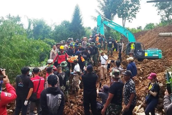 tni polri berhasil evakuasi dua korban dampak gempa cianjur di tepi sungai 51879