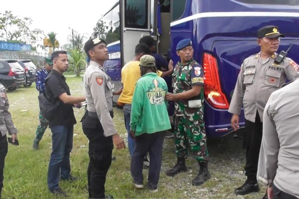 tni polri evakuasi 25 warga paro 54375