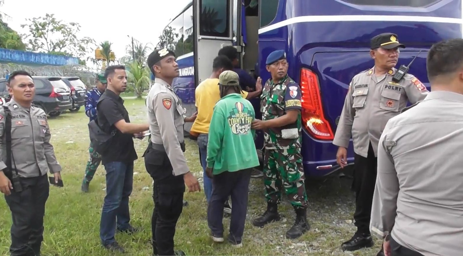 tni polri evakuasi 25 warga paro 54375