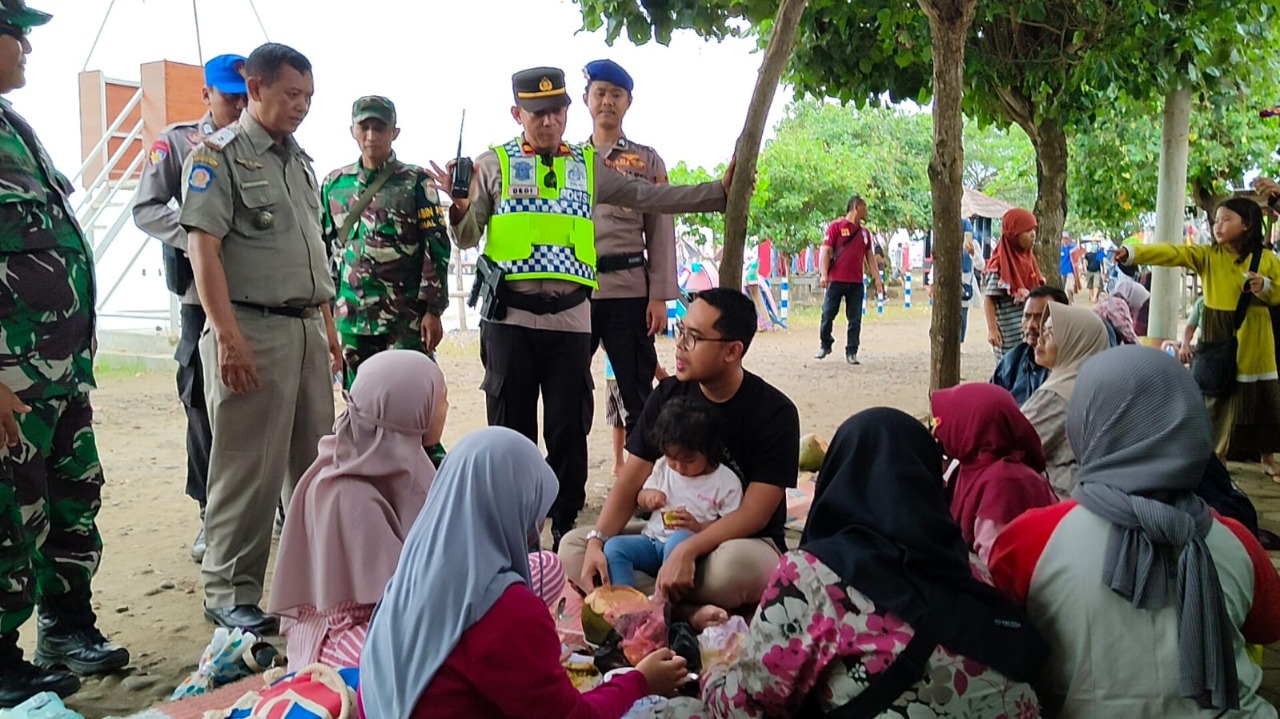 tni polri melakukan pengamanan di objek wisata pantai tirtamaya indramayu 52769
