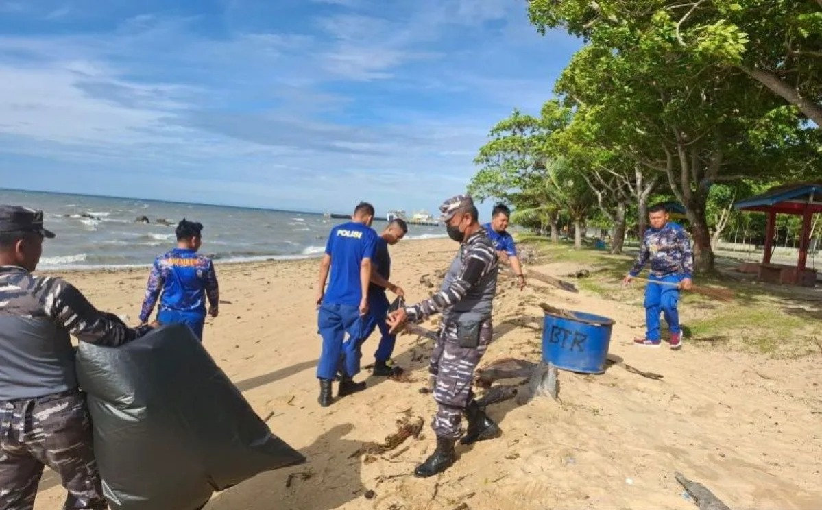 tni polri membangun sinergisitas bersama masyarakat dalam bakti bersih sampah pantai batu rakit 73430