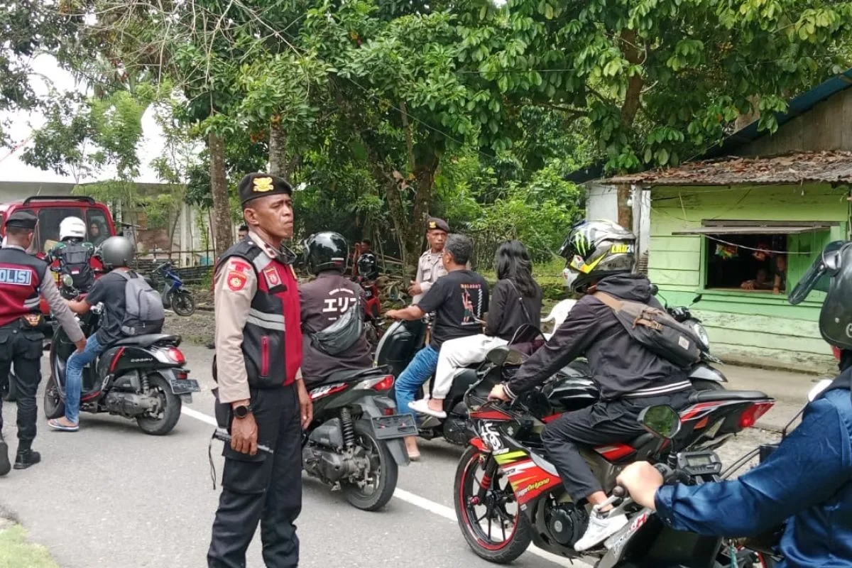 tradisi pukul sapu polisi tertibkan ribuan pengendara rute mamala morella maluku tengah 72757