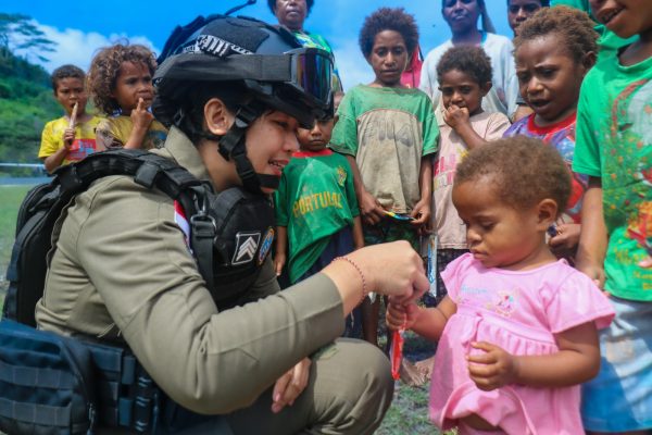 trauma healing polwan ops damai cartenz 2024 berbagi kasih bersama anak anak di distrik kiwirok 69703
