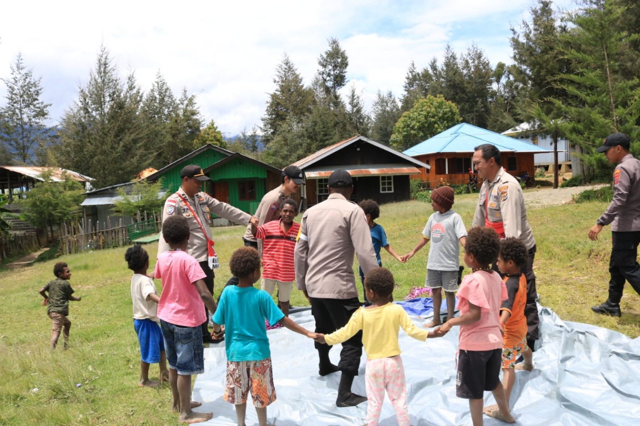 tumbuhkan jiwa nasionalisme satgas damai cartenz ajak anak anak papua hafalkan ikrar sumpah pemuda 50870