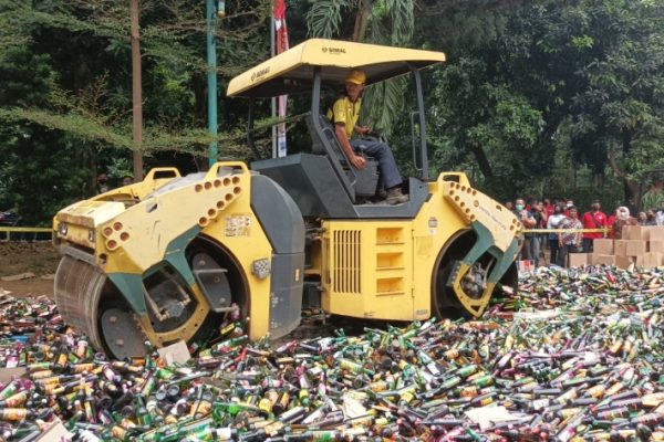 ungkap puluhan kasus polda metro jaya musnahkan ribuan botol miras ilegal 49250