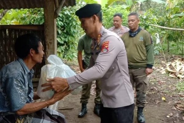unit satwa turangga dikerahkan polda ntb salurkan bansos 49948 1