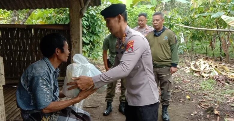 unit satwa turangga dikerahkan polda ntb salurkan bansos 49948 1