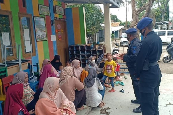 untuk memutus penyebaran covid 19 satbrimob polda jabar melaksanakan kunjungan dan imbauan kepada masyarakat 49809