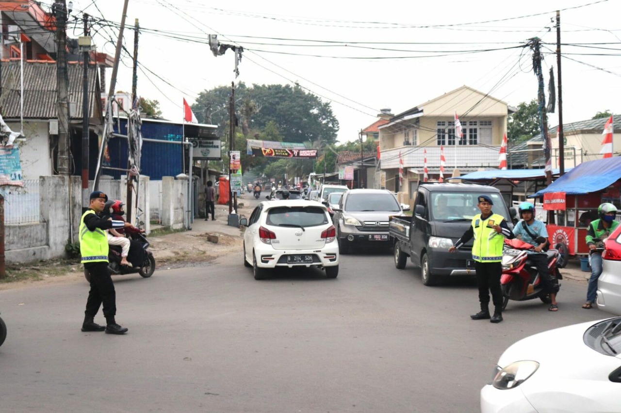 untuk mengurangi kemacetan satbrimob polda banten melaksanakan pengamanan dan pengaturan lalu lintas 49792