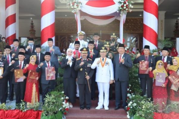 upacara peringatan hut ke 77 republik indonesia polda bengkulu terima penghargaan dari gubernur 49001